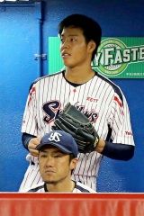 杉浦稔大ヤクルト時代　1st WIN サイン入り写真 ヤクルト杉浦投手ホームで初登板2敗目、初勝利ならず | 十勝毎日新聞