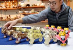寅」の焼き物ずらり 来年の干支の縁起物 新得町陶芸センターで販売