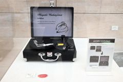 中島みゆき展、限定グッズ人気 50台限定のポータブルレコード