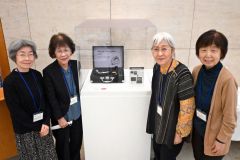 中島みゆき展、限定グッズ人気 50台限定のポータブルレコード
